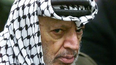 americateve | ARCHIVO - Foto de archivo, 31 de mayo de 2002, del l&iacute;der palestino Yaser Arafat en Ramala, Cisjordania. Al-Jazeera inform&oacute; el mi&eacute;rcoles 6 de noviembre de 2013 que un equipo cient&iacute;fico suizo hall&oacute; pruebas "moderadas&