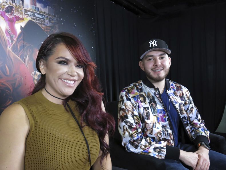 Jacqie Rivera, izquierda, y Johnny Lopez, hijos de la fallecida música Jenni Rivera, posan para un retrato para promover el álbum póstumo Misión cumplida, en la Ciudad de México, el viernes 18 de agosto de 2023. (Foto AP/Berenice Bautista)