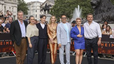 El director Christopher Nolan, la productora Emma Thomas, Cillian Murphy, Emily Blunt, Robert Downey Jr., Florence Pugh y Matt Damon posan en la sesión fotográfica de la película Oppenheimer el miércoles 12 de julio de 2023 en Londres. (Vianney Le Caer/Invision/AP)