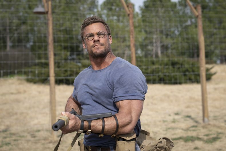 En esta imagen proporcionada por Lionsgate, Alan Ritchson en una escena de The Ministry of Ungentlemanly Warfare. (Daniel Smith/Lionsgate via AP)