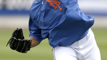 americateve | Johan Santana en acci&oacute;n durante un entrenamiento de pretemporada el 1ro de marzo del 2013 en Port Saint Lucie, Florida. Los Mets se desprendieron del venezolano, haciendo uso de una cl&aacute;usula de rescici&oacute;n de 5 millones de d&oacute;lare