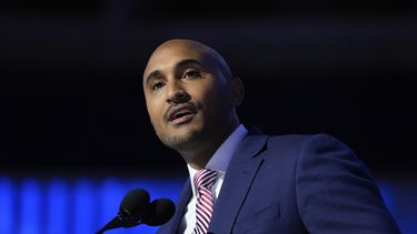 Shomari Figures, quien se postula para el 2do distrito legislativo de Alabama, habla durante la Convención Nacional Demócrata, el 22 de agosto de 2024, en Chicago. (AP Foto/Paul Sancya, Archivo)