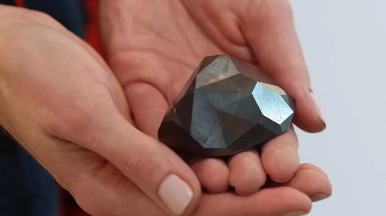 Sothebys subastará un diamante negro récord: tiene 555 quilates y su precio podría alcanzar casi 7 millones de dólares