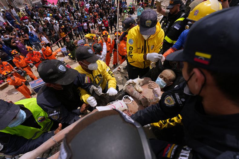 Los rescatistas transportan a un hombre rescatado de entre los escombros de un edificio que se derrumbó durante los terremotos que azotaron La Guaira, Venezuela, el domingo 28 de junio de 2026. (Foto AP/Matias Delacroix)