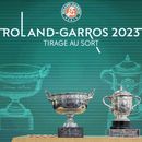 Los trofeos de las ramas de hombres (izquierda) y mujeres del Abierto de Francia, el jueves 25 de mayo de 2023, en París. (AP Foto/Thibault Camus)