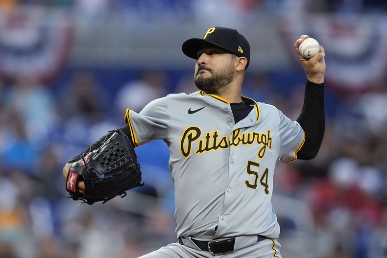 El venezolano Martín Pérez, de los Piratas de Pittsburgh, hace un lanzamiento en el juego del viernes 29 de marzo de 2024, ante los Marlins de Miami (AP Foto/Wilfredo Lee)