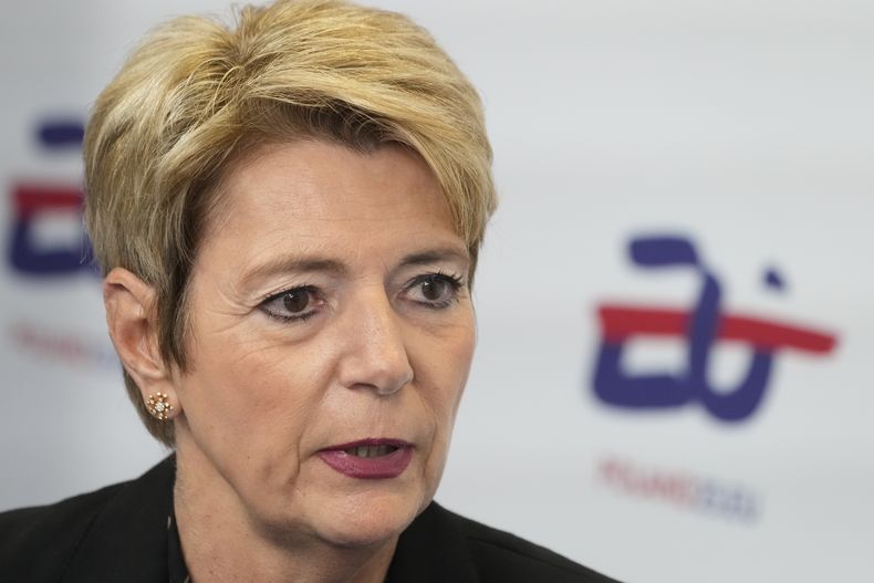 La presidenta de Suiza Karin Keller-Sutter en una conferencia en Varsovia, Polonia, el 11 de abril del 2025. (AP foto/Czarek Sokolowski)
