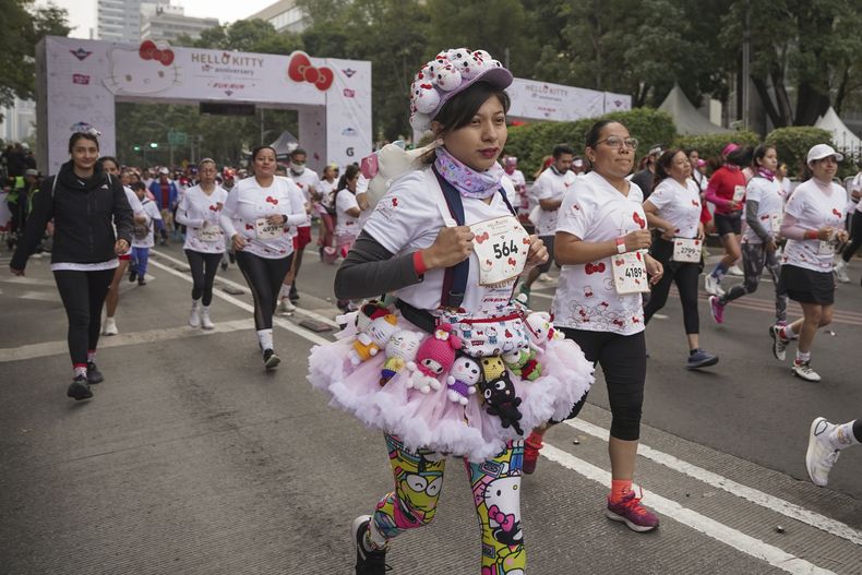 Fans del personaje japonés Hello Kitty compiten en una carrera, durante la celebración del 50 aniversario del personaje, en la Ciudad de México, el domingo 13 de octubre de 2024. (Foto AP/Aurea Del Rosario)