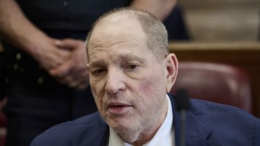 Harvey Weinstein bromea con fotógrafos de prensa en el tribunal penal de Manhattan mientras el jurado delibera en su nuevo juicio, el miércoles 11 de junio de 2025, en Nueva York. (Curtis Means/Pool Photo via AP)