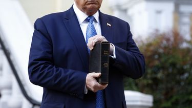 Obispa episcopal indignada por visita de Trump a iglesia
