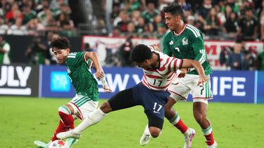 Malik Tillman, de Estados Unidos, disputa un balón ante Luis Romo, de México, en un partido amistoso disputado el sábado 3 de octubre de 2026 en Glendale, Arizona (AP Foto/Rick Scuteri)