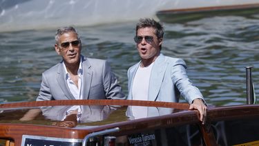 George Clooney, izquierda, y Brad Pitt llegan a una conferencia de prensa sobre la cinta Wolfs durante la 81ra edición del Festival de Cine de Venecia, el domingo 1 de septiembre de 2024, en Venecia, Italia. (Foto de Joel C Ryan/Invision/AP)