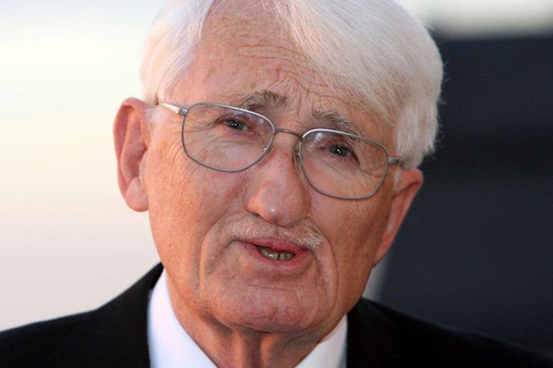 ARCHIVO - En esta foto del 7 de noviembre de 2006, se ve al filósofo alemán Jürgen Habermas en Königswinter, cerca de Bonn, Alemania. (Foto AP/Hermann J. Knippertz, archivo)