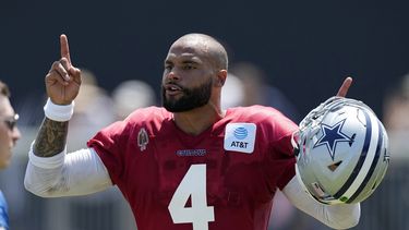 Dak Prescott, quarterback de los Cowboys de Dallas, da indicaciones durante el campamento de prácticas, el lunes 31 de julio de 2023 en Oxnard, California (AP Foto/Mark J. Terrill)