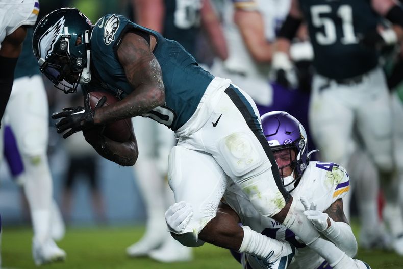 DAndre Swift, corredor de los Eagles de Filadelfia, anota en el encuentro del jueves 14 de septiembre de 2023, ante los Vikings de Minnesota (AP Foto/Matt Slocum)