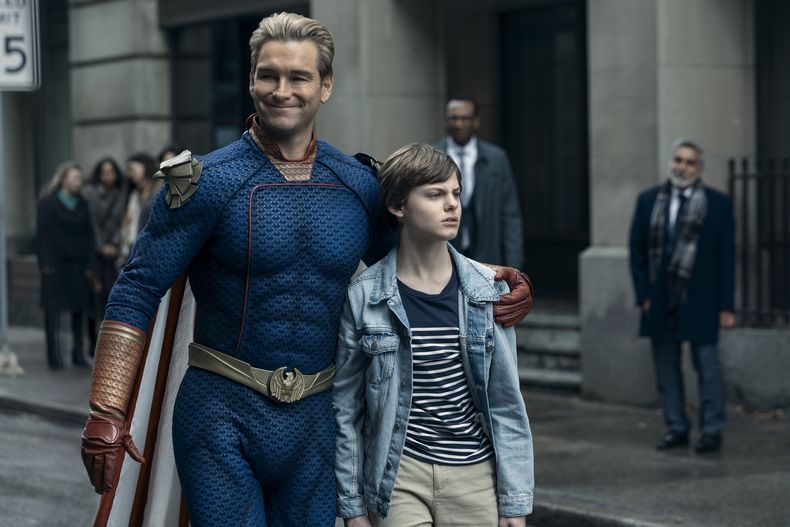 En esta imagen proporcionada por Prime Video, Antony Starr, izquierda, y Cameron Crovetti en una escena de la cuarta temporada de The Boys. (Jasper Savage/Prime Video via AP)