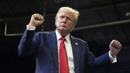 El candidato republicano a la presidencia de Estados Unidos, el expresidente Donald Trump, baila tras su intervención en un mitin electoral en Bozeman, Montana, el 9 de agosto de 2024. (AP Foto/Rick Bowmer).