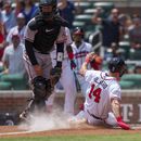 Sam Hilliard (14) de los Bravos de Atlanta se desliza en el plato en el 10mo inning del juego contra los Orioles de Baltimore, el domingo 7 de mayo de 2023. (AP Foto/Erik Rank)