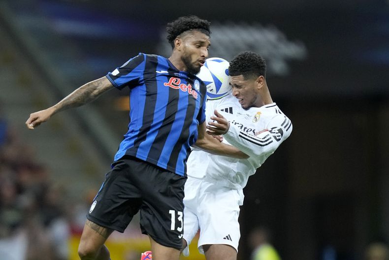 Jude Bellingham del Real Madrid salta para pelear por el balón con Ederson del Atalanta en la final de la Super Copa UEFA el miércoles 14 de agosto del 2024. (AP Foto/Darko Bandic)