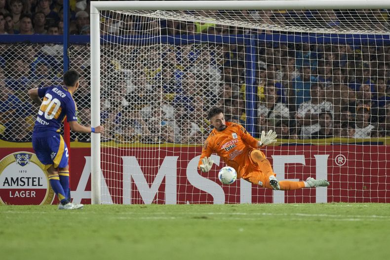 El arquero Guillermo Viscarra, de Alianza Lima de Perú, ataja el penal ejecutado por Alan Velasco, de Boca Juniors, en el partido por fase preliminar de la Copa Libertadores en el estadio La Bombonera de Buenos Aires, Argentina, martes 25 febrero, 2025. (AP Foto/Gustavo Garello)