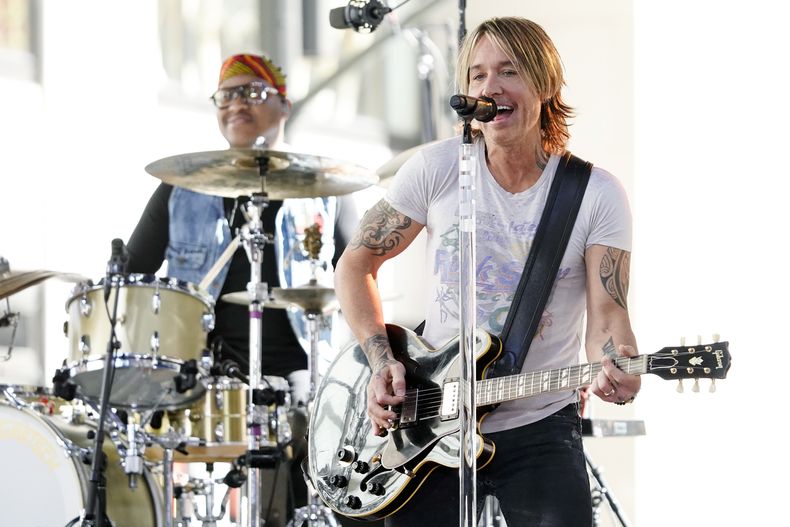 ARCHIVO - Keith Urban actúa en el programa Today de NBC en Rockefeller Plaza el jueves 30 de junio de 2022 en Nueva York. (Foto Charles Sykes/Invision/AP, archivo)