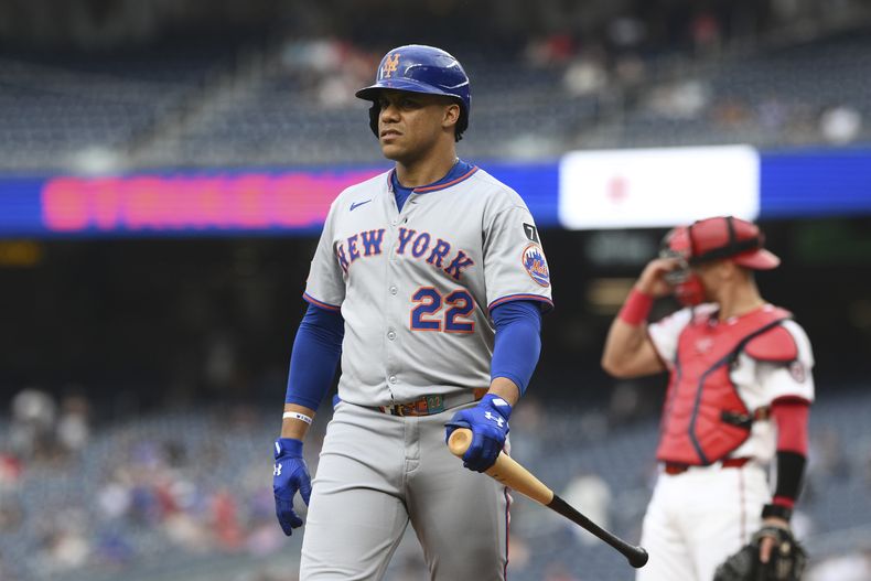 Juan Soto de los Mets de Nueva York tras poncharse en el primer inning del juego ante los Nacionales de Washington, el miércoles 20 de agosto de 2025, en Washington. (AP Foto/Nick Wass)