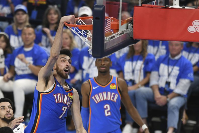 El alero del Thunder de Oklahoma City, Chet Holmgren, clava durante la segunda mitad en el Juego 1 de una serie de playoffs de primera ronda de la NBA contra los Grizzlies de Memphis, el martes 22 de abril de 2025, en Oklahoma City. (AP Foto/Kyle Phillips)