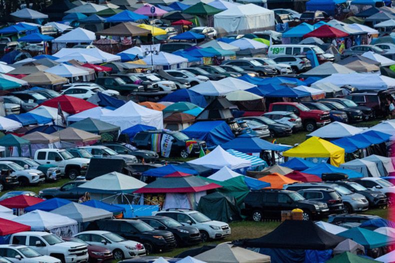 ARCHIVO - La zona de acampada de admisión general durante el primer día del festival de música Electric Forest en el Double JJ Resort de Rothbury, Michigan, el 19 de junio de 2025. (Joel Bissell/MLive.com/Kalamazoo Gazette via AP, archivo)