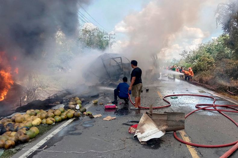 Rescatistas combaten un incendio después de que un camión de pasajeros chocó contra un camión cisterna cargado de combustible, el miércoles 6 de mayo de 2026, en Musi Rawas, Sumatra Septentrional, Indonesia. (AP Foto)