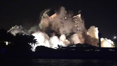 retoman busqueda tras derribar restos del edificio  champlain tower