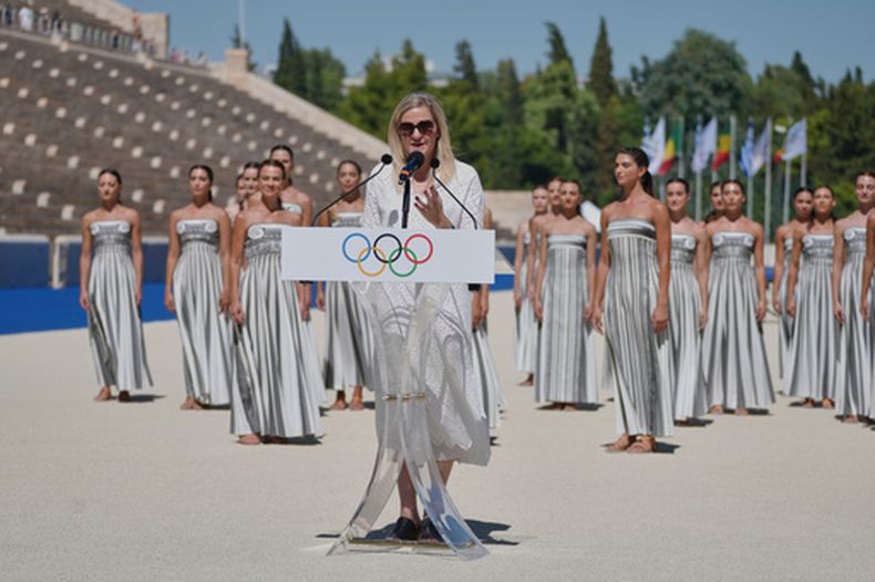 La presidenta del Comité Olímpico International, Kirsty Coventry, durante el encendido de los Juegos Olímpicos Juveniles de Dakar 2026, en Atenas, el jueves 10 de septiembre de 2026. (AP Foto/Petros Giannakouris)