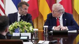 El presidente francés Emmanuel Macron y su homólogo estadounidense Donald Trump hablan durante una reunión en la Casa Blanca, en Washington, el lunes 18 de agosto de 2025. (AP Foto/Alex Brandon)
