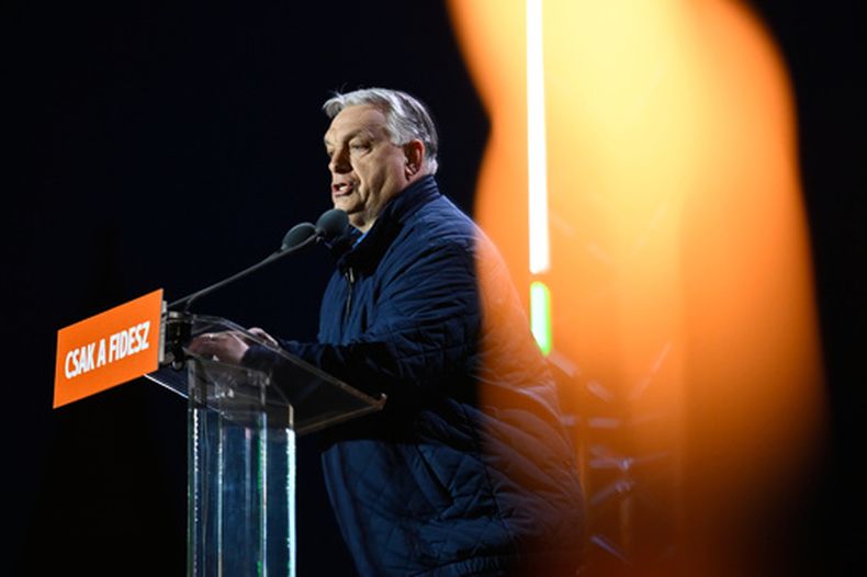 El primer ministro de Hungría, Viktor Orbán, asiste al mitin de cierre de campaña del partido en el gobierno, Fidesz, Budapest, Hungría, el sábado 11 de abril de 2026. (AP Foto/Denes Erdos)