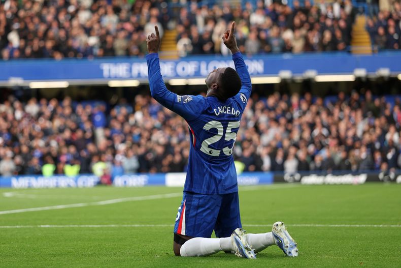 Moises Caicedo del Chelsea celebra tras abrir el marcador en el encuentro ante el Liverpool en la Liga Premier el sábado 4 de octubre del 2025. (AP Foto/Ian Walton)