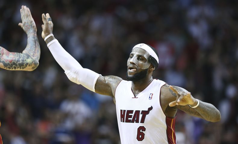 LeBron James, del Heat de Miami, celebra luego de encestar frente a los Bobcats de Charlotte, el lunes 3 de marzo de 2014  (AP Foto/J Pat Carter)