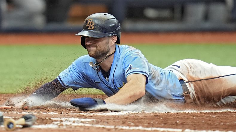 Brandon Lowe, de los Rays de Tampa Bay, anota con un elevado de sacrificio de Curtis Mead ante Craig Kimbrel, relevista de los Orioles de Baltimore, durante la octava entrada del juego de béisbol del domingo 11 de agosto de 2024, en San Petersburgo, Florida. (AP Foto/Christopher OMeara)