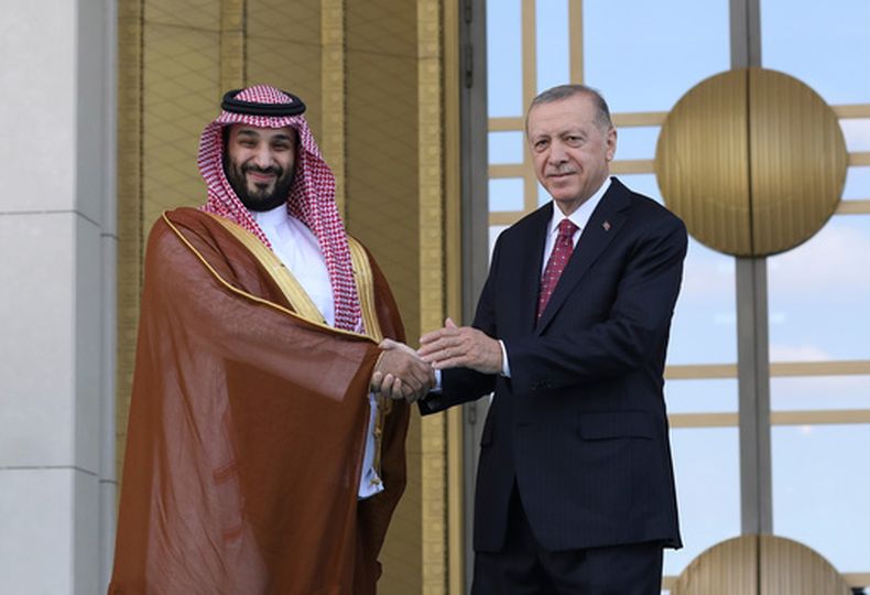 ARCHIVO - El presidente de Turquía, Recep Tayyip Erdogan (derecha), y el príncipe heredero de Arabia Saudí, Mohammed bin Salman, se estrechan la mano durante un acto de bienvenida en Ankara, Turquía, el 22 de junio de 2022. (AP Foto/Burhan Ozbilici, archivo)