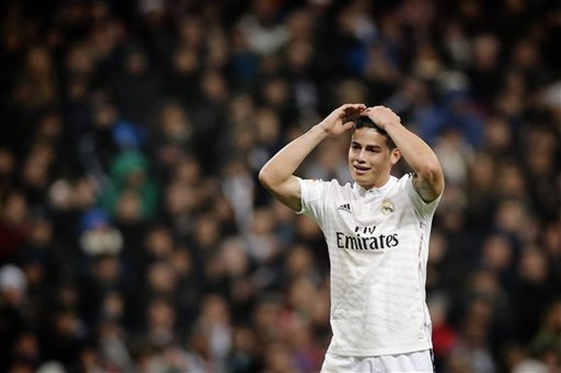 Los exámenes médicos confirmaron el lunes que el futbolista colombiano James Rodríguez se lesionó un músculo en la pierna derecha y su participación en la Copa Mundial de Clubes está en duda.