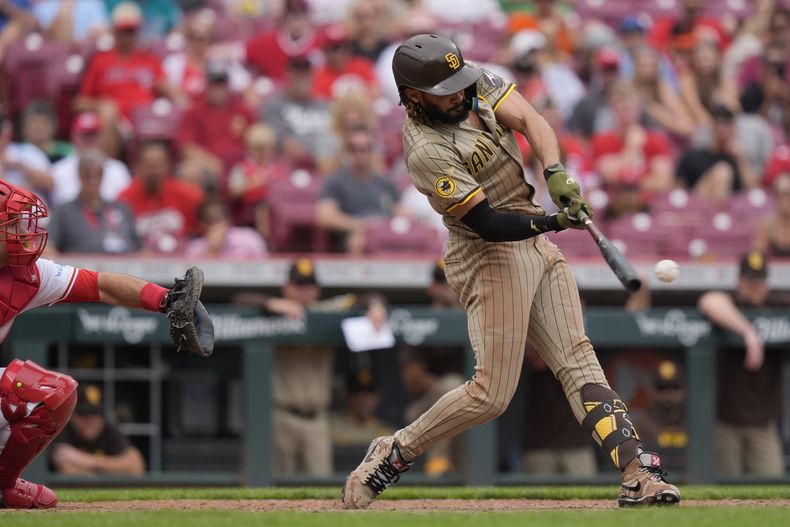 El dominicano Fernando Tatis Jr. de los Padres de San Diego pega un doble en la décima entrada del juego ante los Rojos de Cincinnati el jueves 23 de mayo del 2024. (AP Foto/Carolyn Kaster)