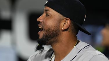El cubano José Abreu, de los Astros de Houston, sonríe al recibir un homenaje en video durante su visita a los Medias Blancas de Chicago, el viernes 12 de mayo de 2023 (AP Foto/Erin Hooley)