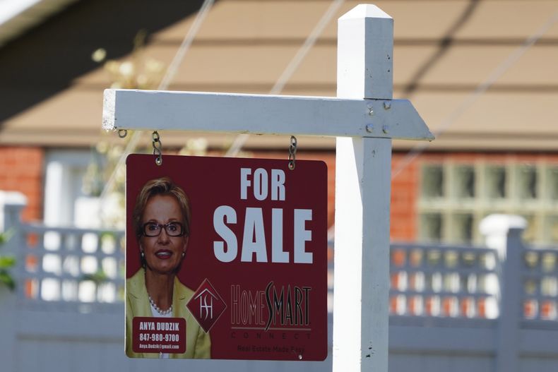 Un cartel indica que una vivienda está en venta en Niles, Illinois, el 1 de julio del 2024. (AP foto/Nam Y. Huh)