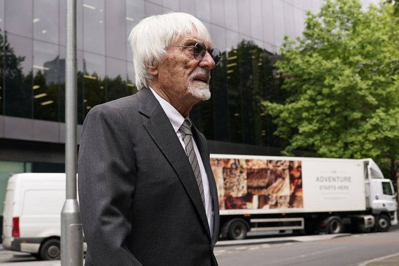 El exjefe de la F1 Bernie Ecclestone llega a la audiencia en la Corte de Southwark Crown para declararse no culpable de fraude en Londres el martes 6 de junio del 2023. (AP Foto/Alberto Pezzali)