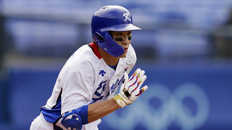 ARCHIVO - El surcoreano Jung Hoo Lee juega en un duelo de los Juegos Olímpicos el 2 de agosto de 2021, en Yokohama, Japón (AP Foto/Matt Slocum, archivo)
