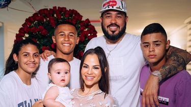 raphy pina asiste en familia a la graduacion de su hijo tras permiso del juez