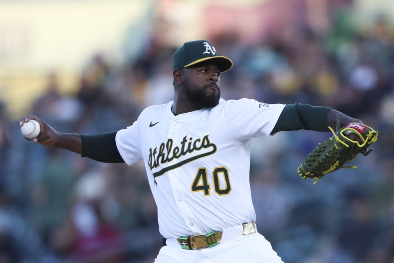El dominicano Luis Severino, de los Atléticos, lanza ante un bateador de los Marineros de Seattle, en el encuentro del lunes 5 de mayo de 2025 (AP Foto/Scott Marshall)