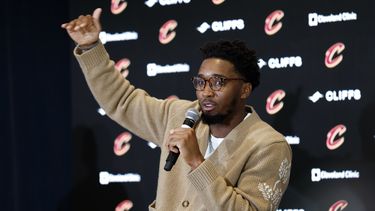 Mitchell recibe cálida bienvenida en Cleveland