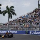 El mexicano Sergio Pérez, de Red Bull, compite en la sesión clasificatoria del Gran Premio de Miami, el sábado 6 de mayo de 2023 (AP Foto/Rebecca Blackwell)