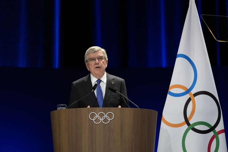 Thomas Bach, presidente del Comité Olímpico Internacional, habla en la sesión número 142 del organismo en París, el sábado 10 de agosto de 2024 (AP Foto/Ariana Cubillos)