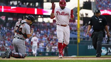 Kyle Schwarber, de los Filis de Filadelfia, festeja luego de conectar un jonrón en el inicio del juego del martes 6 de junio de 2023, ante los Tigres de Detroit (AP Foto/Matt Slocum)