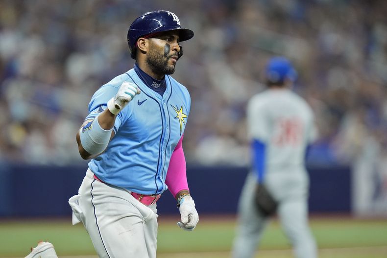 El cubano Yandy Díaz, de los Rays de Tampa Bay, festeja luego de batear un sencillo productor en el juego del jueves 13 de junio de 2024, ante los Cachorros de Chicago (AP Foto/Christopher OMeara)